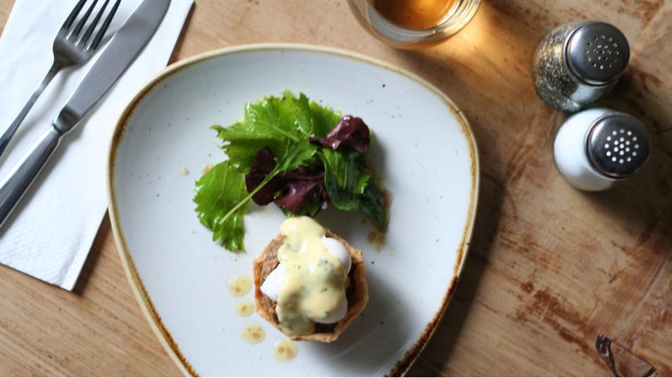 Mushroom tart, poached quail eggs and Béarnaise